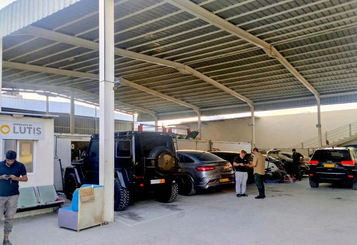 Customer cars on the Garage Lutis workshop floor
